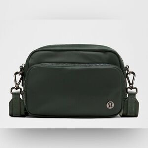 NWT lululemon athletica rainforest green Everywhere Crossbody Bag 2 litres